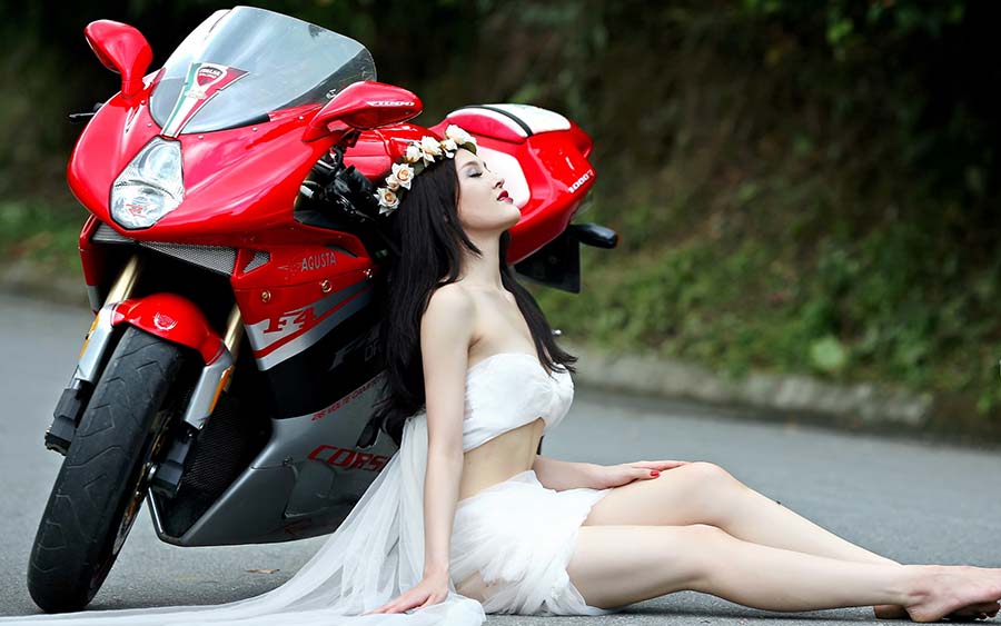 Beautiful girls and motorcycles in Zhangjiakou