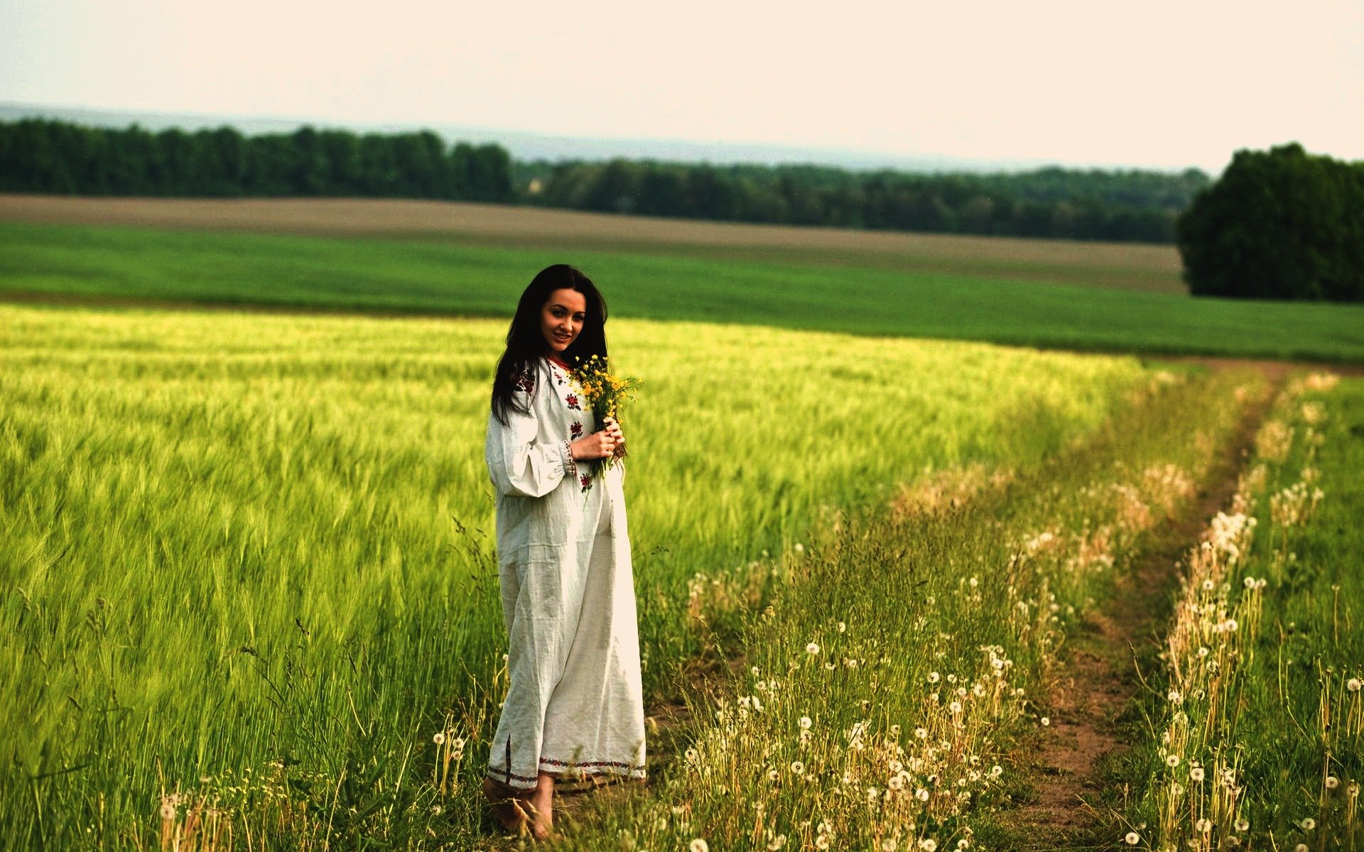 Women in Slavic costumes in Zhangjiakou